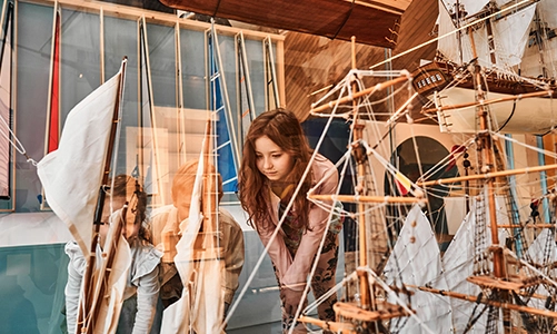 Dzieci zwiedzające wystawę - modele statków
